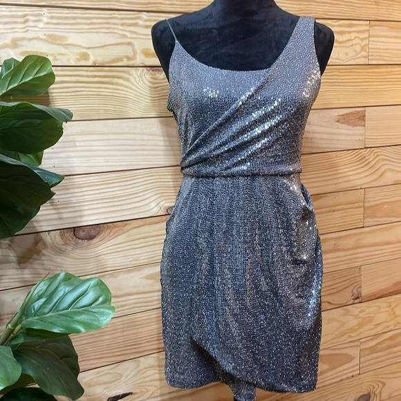 Wendye Chaitin Dresses & Skirts - Wendye Chaitin Silver Sequin Size Medium Mini Sleeveless EUC🌟 Formal Dress